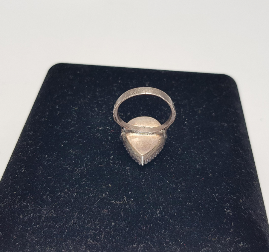 ELMAS TAŞLARLA SÜSLÜ ZÜMRÜT YÜZÜK 