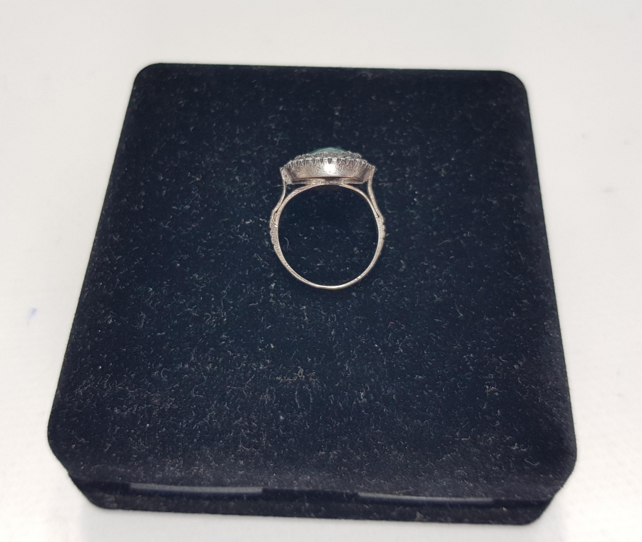 ELMAS TAŞLARLA SÜSLÜ ZÜMRÜT YÜZÜK 