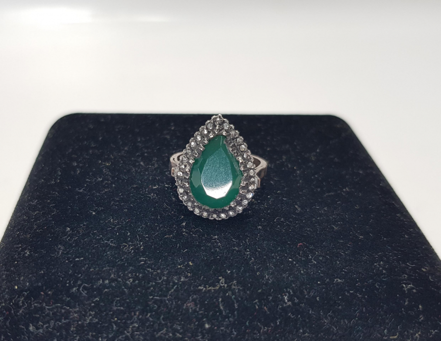 ELMAS TAŞLARLA SÜSLÜ ZÜMRÜT YÜZÜK 