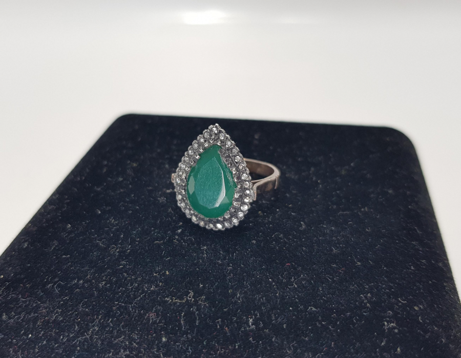 ELMAS TAŞLARLA SÜSLÜ ZÜMRÜT YÜZÜK 