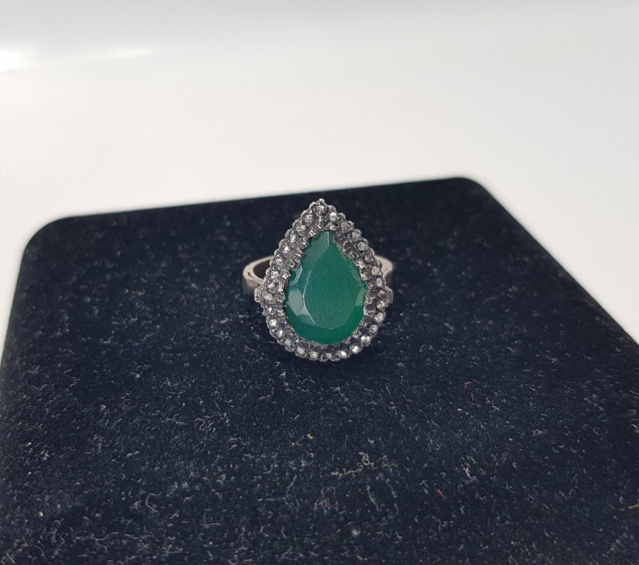 ELMAS TAŞLARLA SÜSLÜ ZÜMRÜT YÜZÜK 