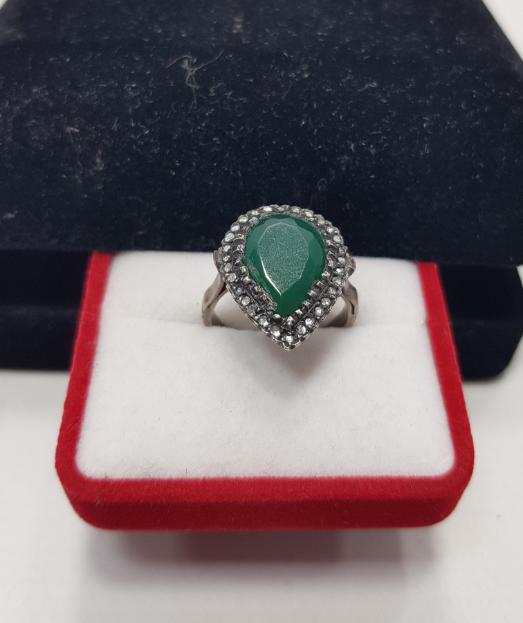 ELMAS TAŞLARLA SÜSLÜ ZÜMRÜT YÜZÜK 