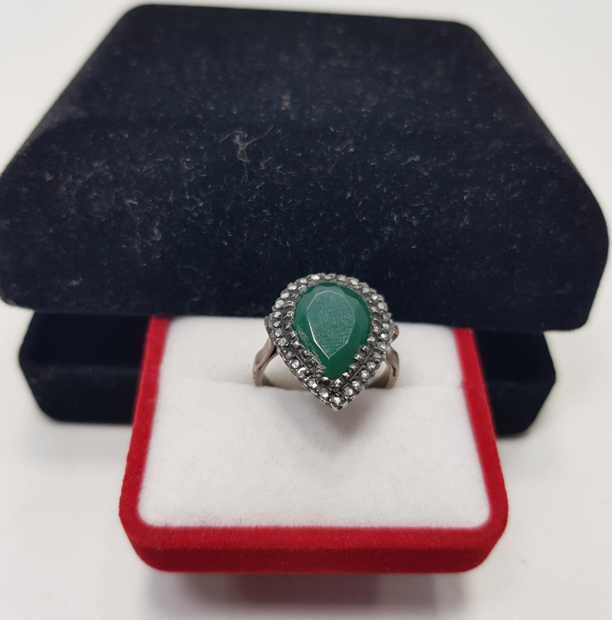 ELMAS TAŞLARLA SÜSLÜ ZÜMRÜT YÜZÜK 