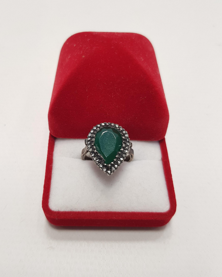 ELMAS TAŞLARLA SÜSLÜ ZÜMRÜT YÜZÜK 