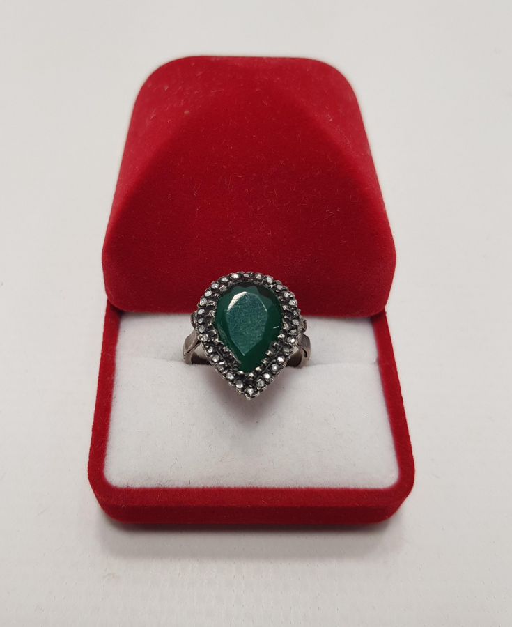 ELMAS TAŞLARLA SÜSLÜ ZÜMRÜT YÜZÜK 