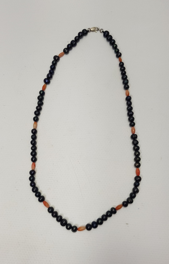 MERCAN TAŞLARLA SÜSLÜ SİYAH İNCİ KOLYE 