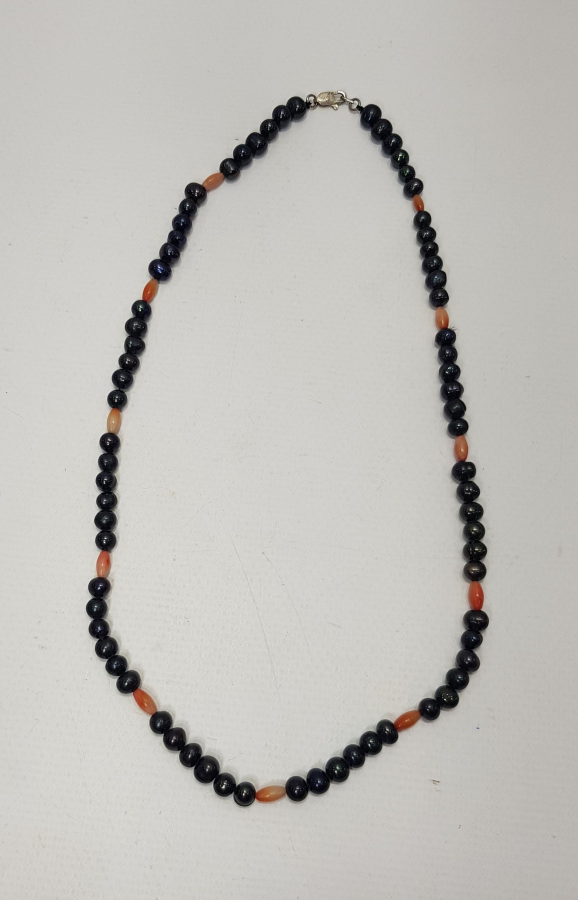 MERCAN TAŞLARLA SÜSLÜ SİYAH İNCİ KOLYE 