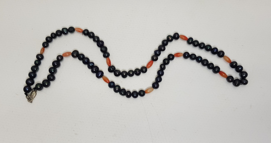 MERCAN TAŞLARLA SÜSLÜ SİYAH İNCİ KOLYE 