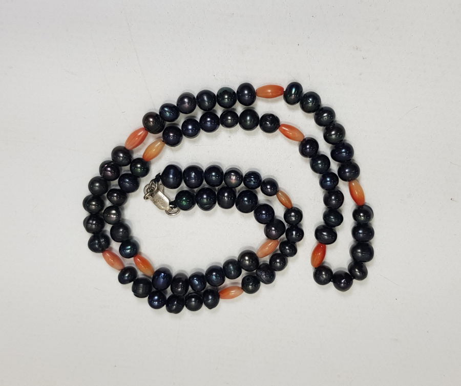 MERCAN TAŞLARLA SÜSLÜ SİYAH İNCİ KOLYE 