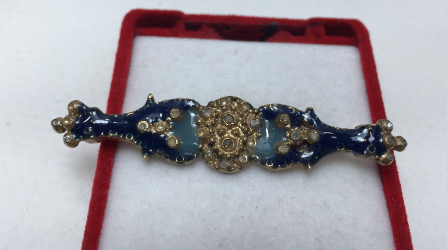 ÜZERİ ELMASLI VE MİNELİ BROŞ