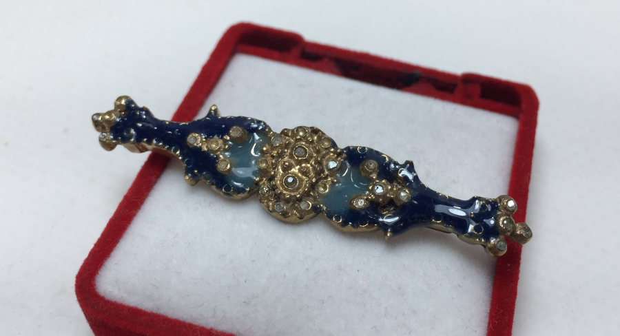 ÜZERİ ELMASLI VE MİNELİ BROŞ