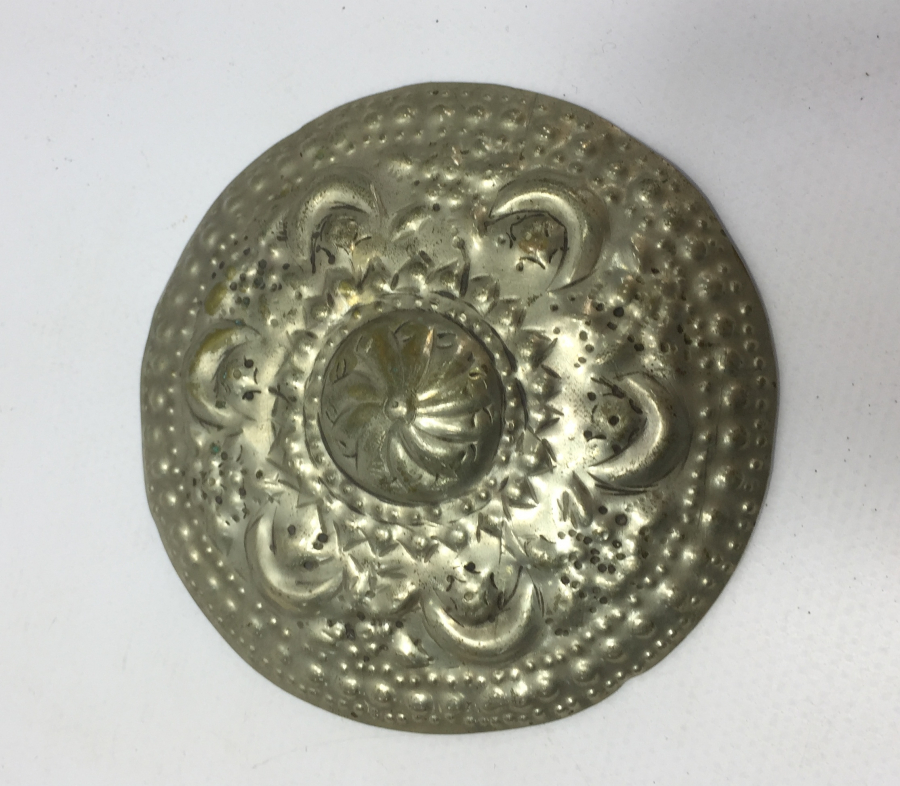 ÜZERİNDE AY YILDIZ MOTİFLER BULUNAN GELİN TEPELİĞİ