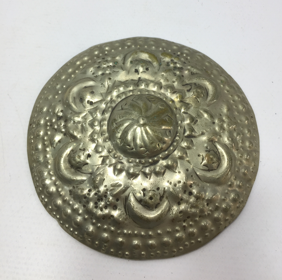 ÜZERİNDE AY YILDIZ MOTİFLER BULUNAN GELİN TEPELİĞİ