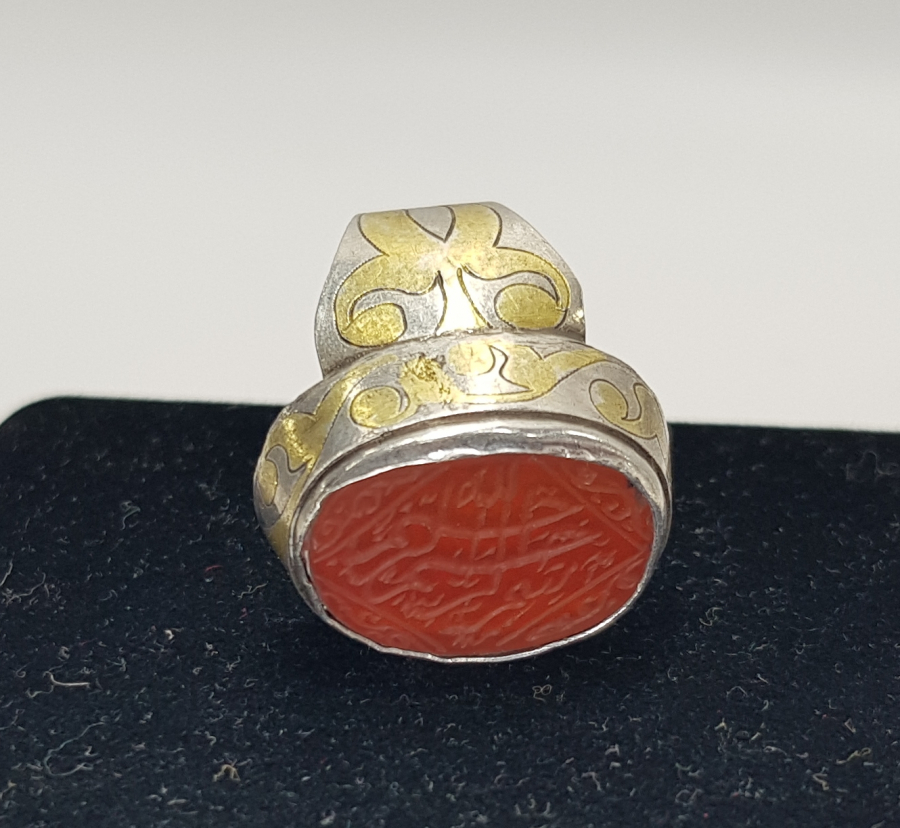 GÜMÜŞ ÜZERİ ALTIN SIVAMA AKİK TAŞLI VE ÜZERİ AYET YAZILI ERKEK YÜZÜĞÜ