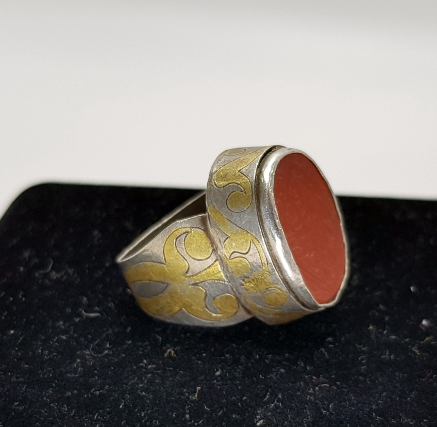 GÜMÜŞ ÜZERİ ALTIN SIVAMA AKİK TAŞLI VE ÜZERİ AYET YAZILI ERKEK YÜZÜĞÜ