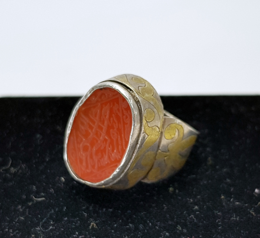 GÜMÜŞ ÜZERİ ALTIN SIVAMA AKİK TAŞLI VE ÜZERİ AYET YAZILI ERKEK YÜZÜĞÜ