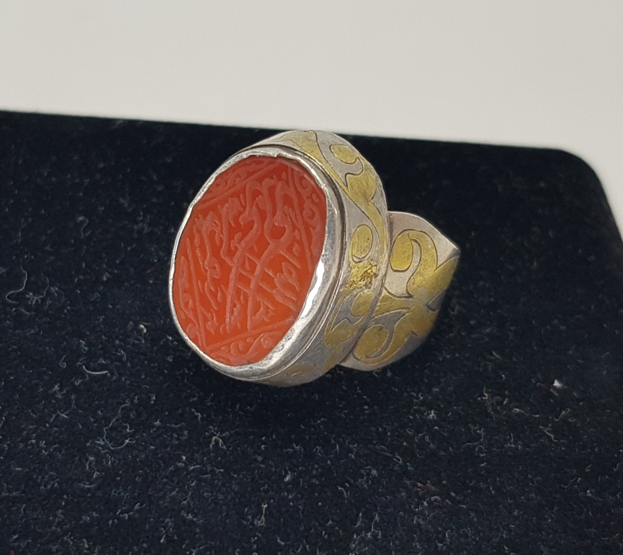 GÜMÜŞ ÜZERİ ALTIN SIVAMA AKİK TAŞLI VE ÜZERİ AYET YAZILI ERKEK YÜZÜĞÜ