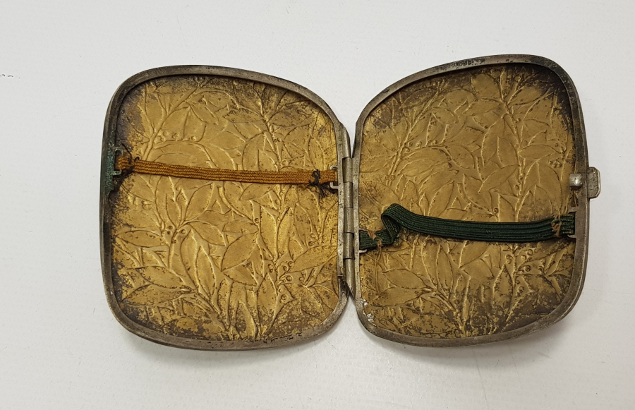 ÜZERİ KABARTMA İŞÇİLİKLİ SİGARA TABAKASI