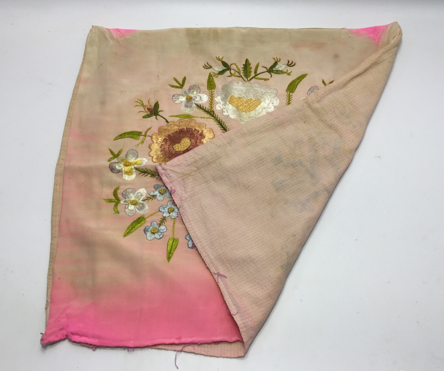 OSMANLI DÖNEMİ İPEK ATLAS ÜZERİNE YAPILMIŞ İŞLEME YASTIK