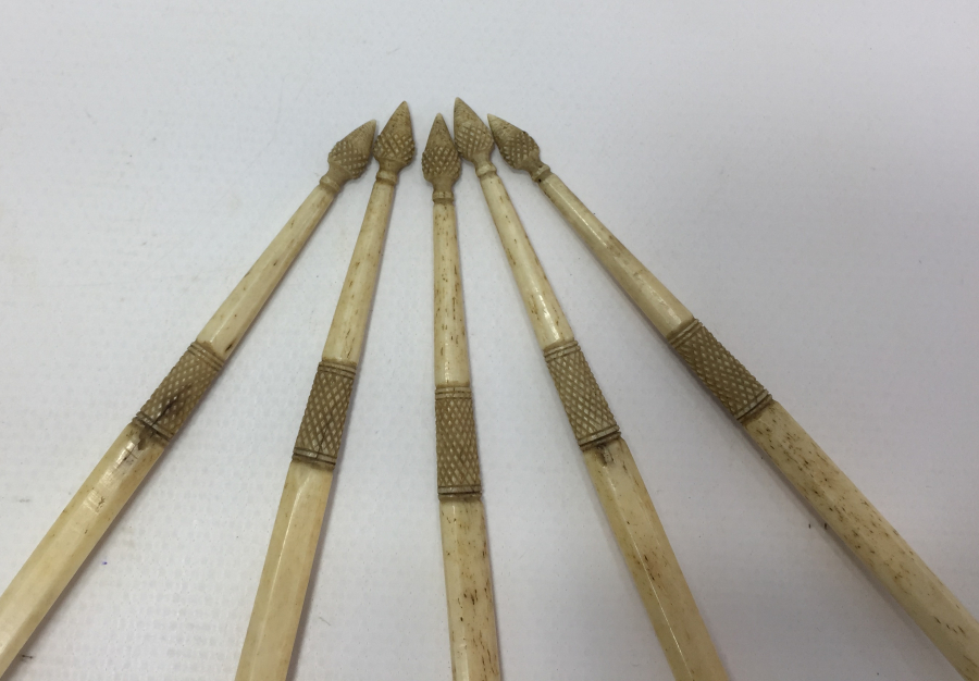 OSMANLI DÖNEMİ TEKKE İŞİ 5 ADET KEMİK SAPLI BOYNUZ KAŞIK