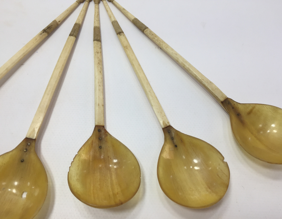 OSMANLI DÖNEMİ TEKKE İŞİ 5 ADET KEMİK SAPLI BOYNUZ KAŞIK