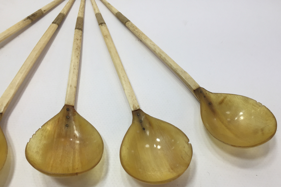 OSMANLI DÖNEMİ TEKKE İŞİ 5 ADET KEMİK SAPLI BOYNUZ KAŞIK