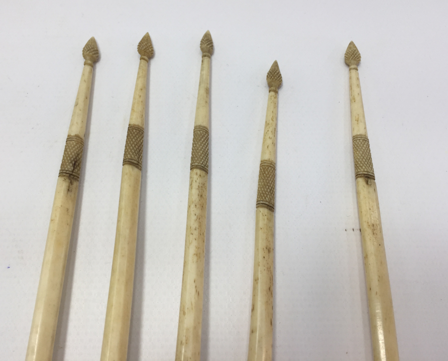 OSMANLI DÖNEMİ TEKKE İŞİ 5 ADET KEMİK SAPLI BOYNUZ KAŞIK