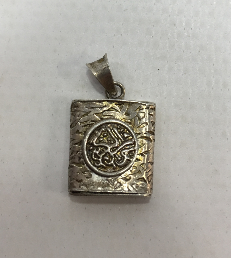 İÇİNDE AYET EL KÜRSİ DUASI BULUNAN YAZILI GÜMÜŞ KOLYE 