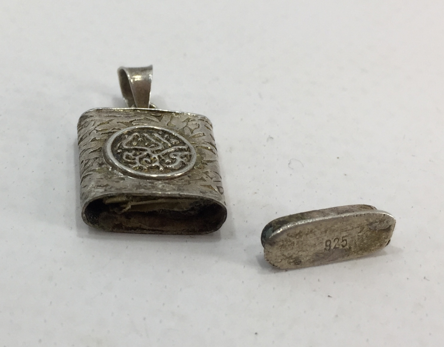 İÇİNDE AYET EL KÜRSİ DUASI BULUNAN YAZILI GÜMÜŞ KOLYE 