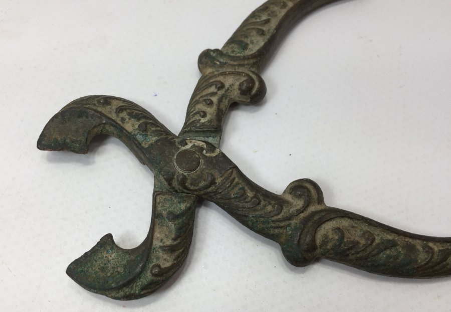 OSMANLI DÖNEMİ KABARTMA İŞÇİLİKLİ BRONZ ŞEKER MAKASI