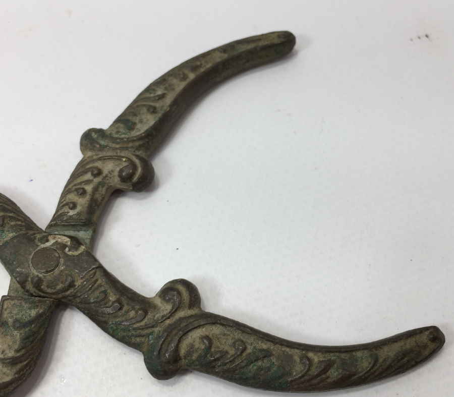 OSMANLI DÖNEMİ KABARTMA İŞÇİLİKLİ BRONZ ŞEKER MAKASI