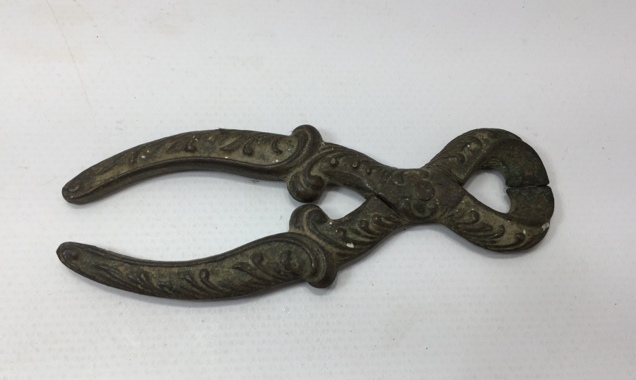 OSMANLI DÖNEMİ KABARTMA İŞÇİLİKLİ BRONZ ŞEKER MAKASI