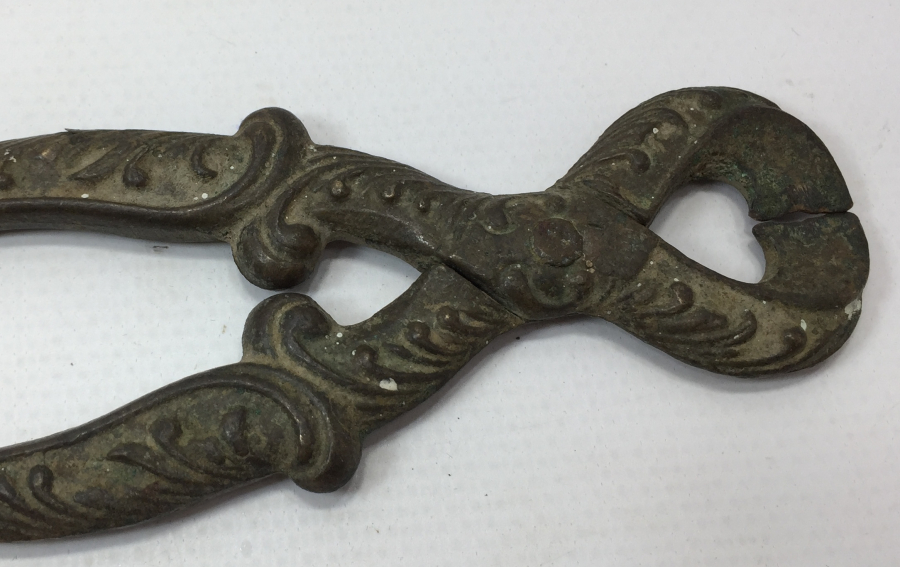 OSMANLI DÖNEMİ KABARTMA İŞÇİLİKLİ BRONZ ŞEKER MAKASI