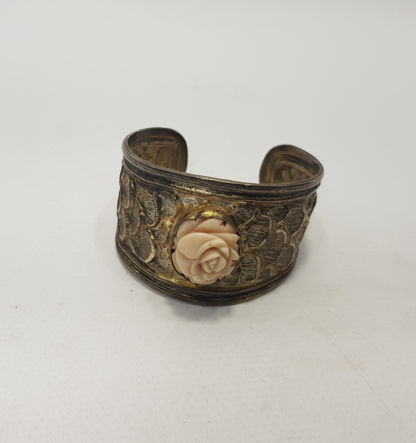 OSMANLI DÖNEMİ PEMBE MERCAN TAŞLI GÜL MOTİFLİ GÜMÜŞ BİLEZİK 