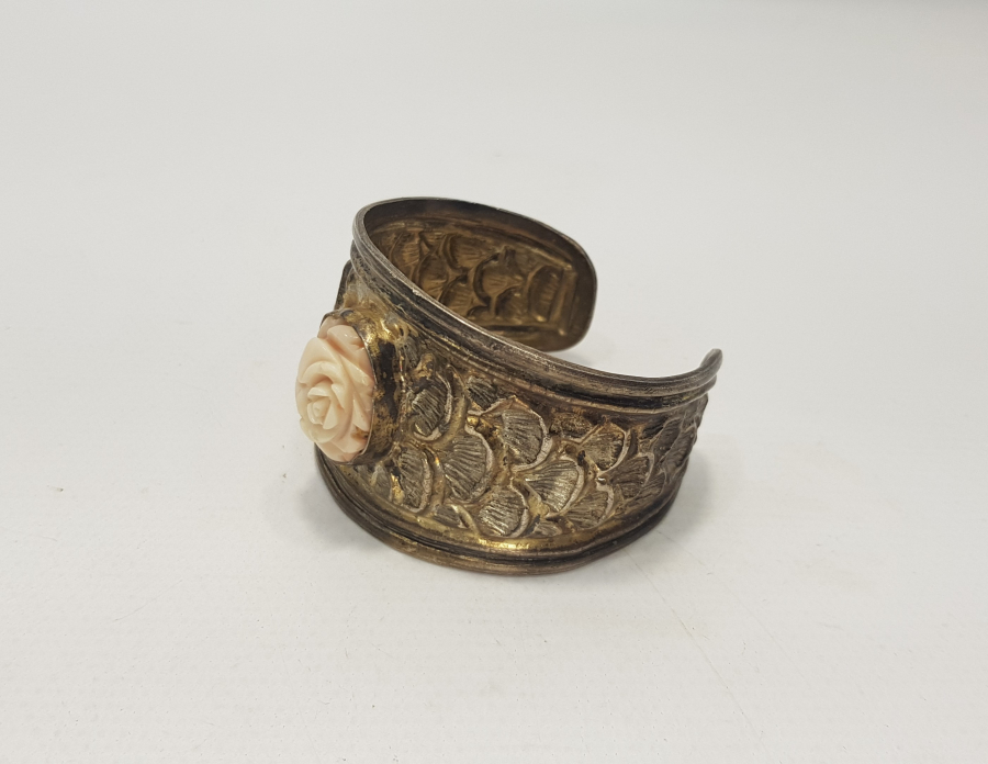 OSMANLI DÖNEMİ PEMBE MERCAN TAŞLI GÜL MOTİFLİ GÜMÜŞ BİLEZİK 