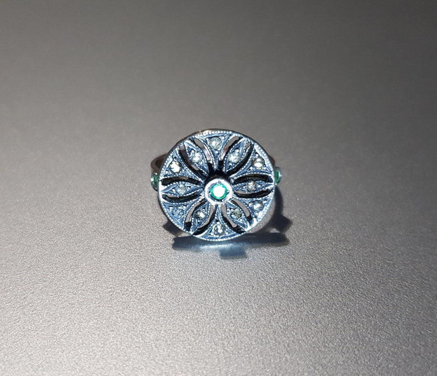 ZÜMRÜT VE ELMAS TAŞLARLA SÜSLÜ ALTIN YÜZÜK 