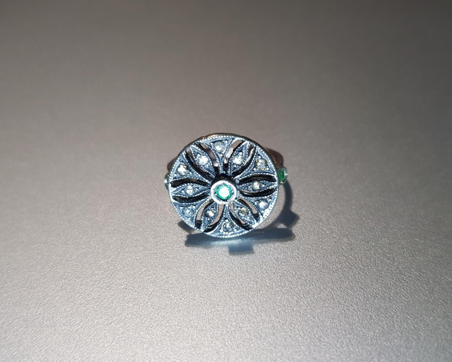 ZÜMRÜT VE ELMAS TAŞLARLA SÜSLÜ ALTIN YÜZÜK 