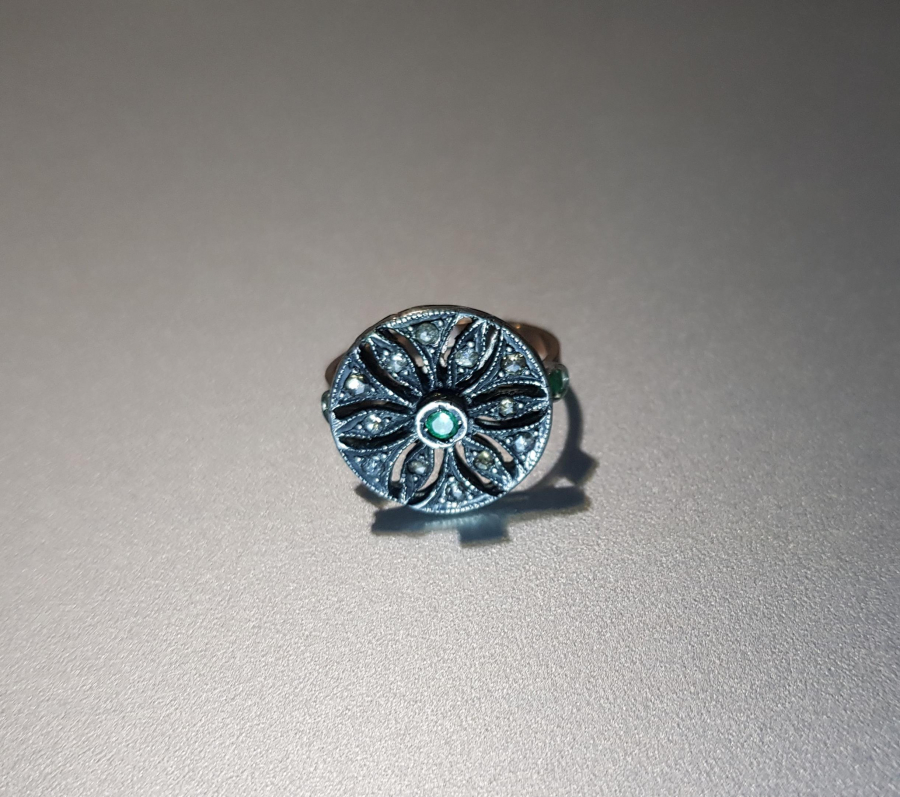 ZÜMRÜT VE ELMAS TAŞLARLA SÜSLÜ ALTIN YÜZÜK 