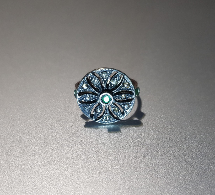 ZÜMRÜT VE ELMAS TAŞLARLA SÜSLÜ ALTIN YÜZÜK 