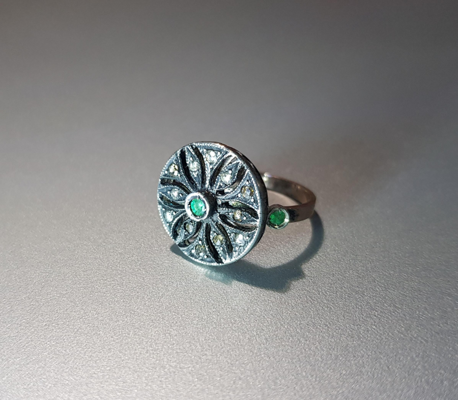 ZÜMRÜT VE ELMAS TAŞLARLA SÜSLÜ ALTIN YÜZÜK 