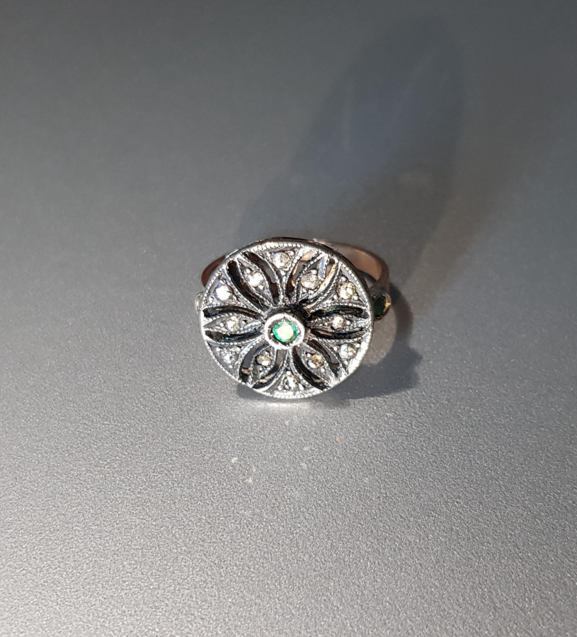 ZÜMRÜT VE ELMAS TAŞLARLA SÜSLÜ ALTIN YÜZÜK 