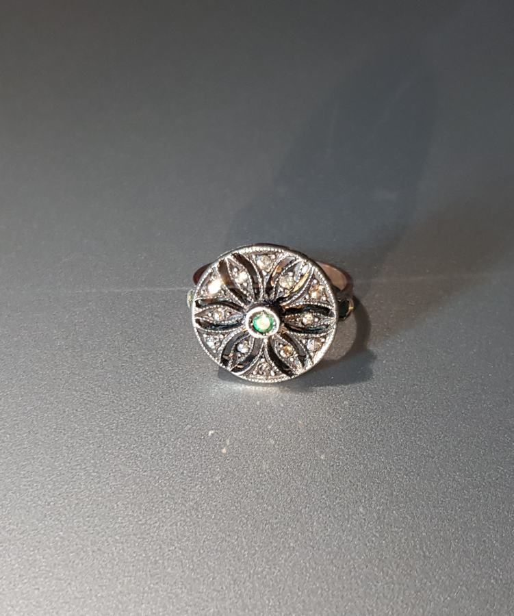 ZÜMRÜT VE ELMAS TAŞLARLA SÜSLÜ ALTIN YÜZÜK 