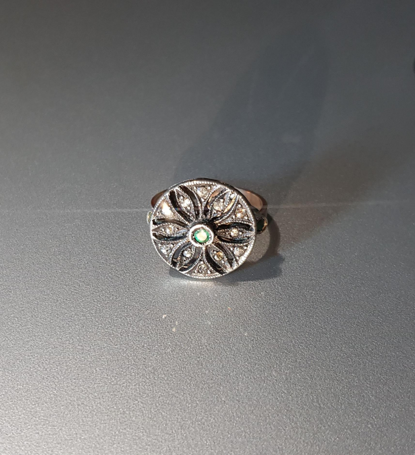 ZÜMRÜT VE ELMAS TAŞLARLA SÜSLÜ ALTIN YÜZÜK 