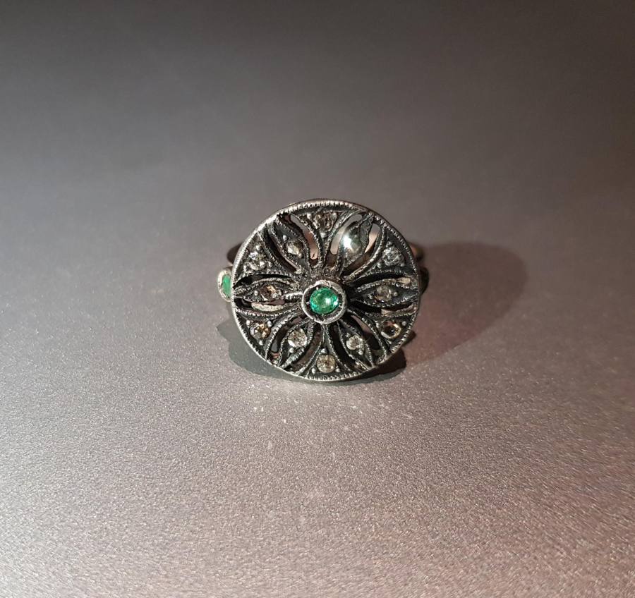 ZÜMRÜT VE ELMAS TAŞLARLA SÜSLÜ ALTIN YÜZÜK 