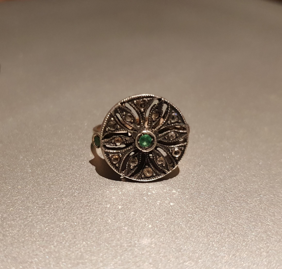 ZÜMRÜT VE ELMAS TAŞLARLA SÜSLÜ ALTIN YÜZÜK 