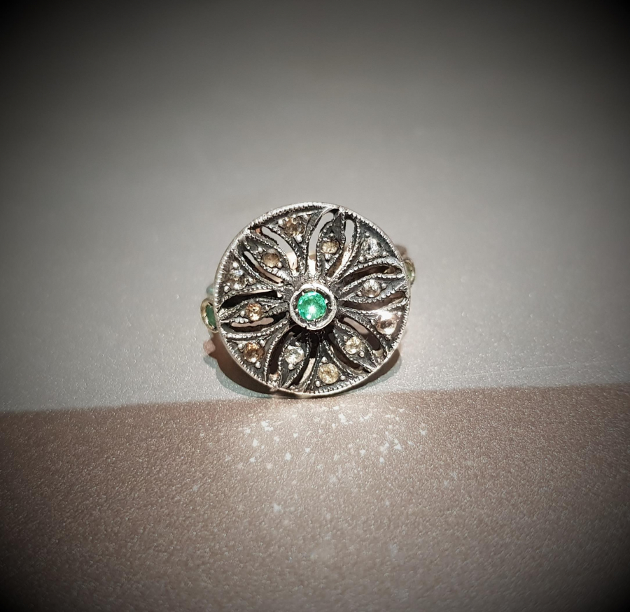 ZÜMRÜT VE ELMAS TAŞLARLA SÜSLÜ ALTIN YÜZÜK 