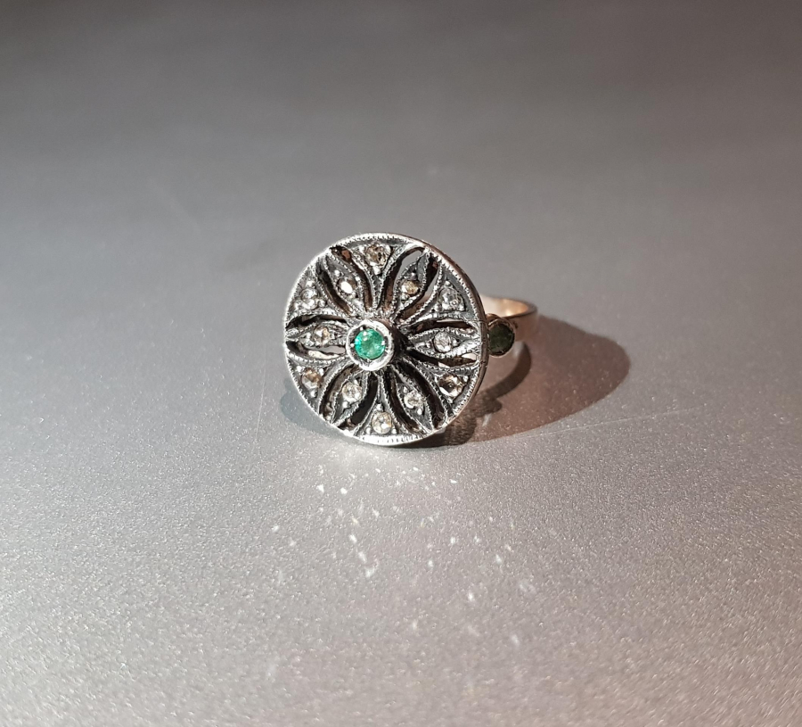 ZÜMRÜT VE ELMAS TAŞLARLA SÜSLÜ ALTIN YÜZÜK 