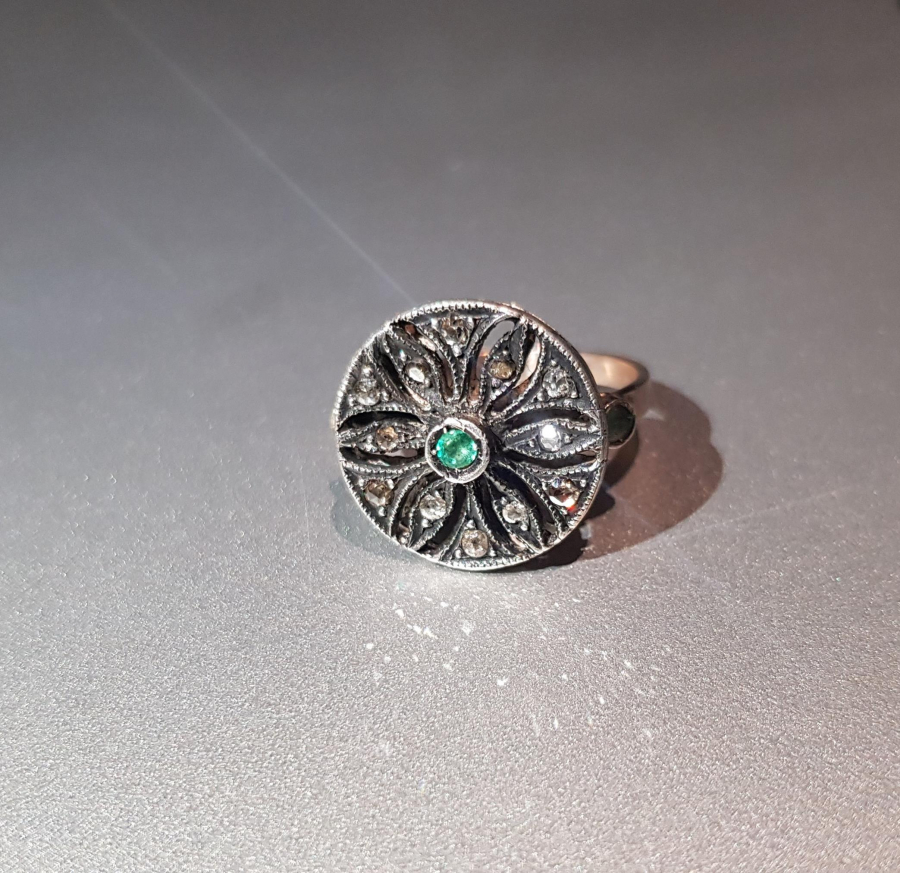 ZÜMRÜT VE ELMAS TAŞLARLA SÜSLÜ ALTIN YÜZÜK 