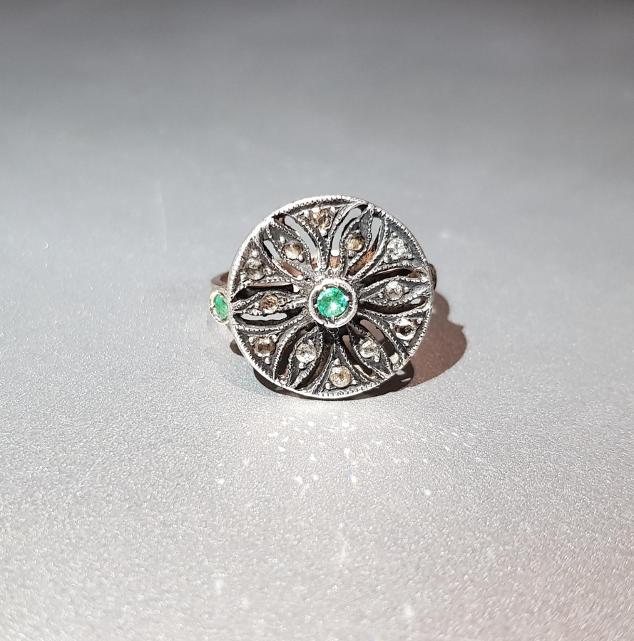 ZÜMRÜT VE ELMAS TAŞLARLA SÜSLÜ ALTIN YÜZÜK 