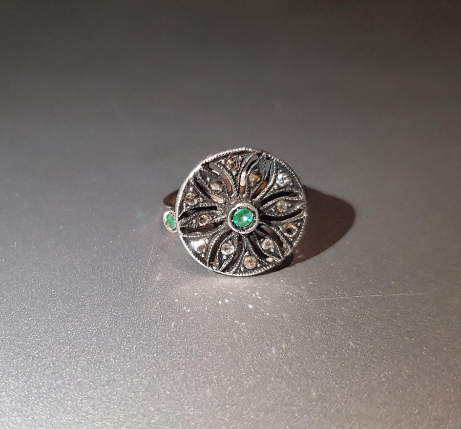 ZÜMRÜT VE ELMAS TAŞLARLA SÜSLÜ ALTIN YÜZÜK 